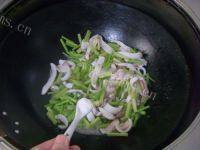 味道香醇的芹菜炒鱿鱼做法图解6)
