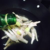 美味的酸辣凤爪做法图解4)