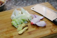 美味的菌菇鸡煲做法图解2)