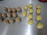 自制莲蓉蛋黄月饼做法图解8)