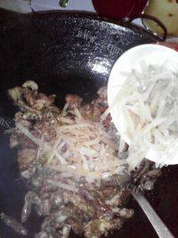 家常的大头菜炒肉做法图解4)