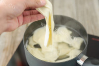 饺子皮油泼扯面做法图解5)
