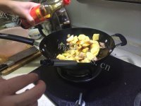 唇齿留香的土豆烧肉做法图解4)