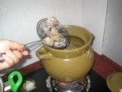 滋补的椰子炖乌鸡汤做法图解3)