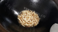 家常小菌菇炒肉丝做法图解7)