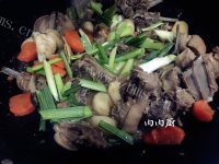 冬日的马蹄胡萝卜炖羊排做法图解13)