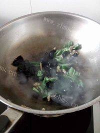 口感丰富的鸡腿菇炒肉片做法图解4)