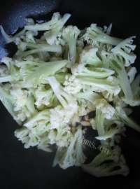 家常菜炒花菜做法图解5)