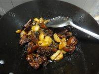 家常红烧肉焖土豆做法图解7)