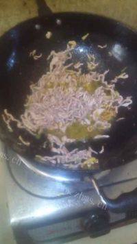 营养丰富的芹菜肉丝做法图解2)