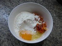 美味的鸡蛋泡菜山药饼做法图解4)