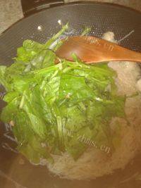 口味极佳的菠菜炒粉丝做法图解4)