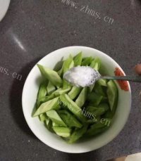 家常菜凉瓜炒牛肉做法图解2)