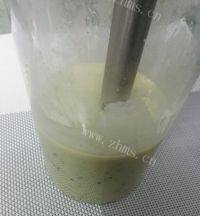 「DIY美食」野生猕猴桃奶昔做法图解8)