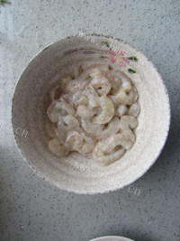 香脆蒜苔滑虾仁做法图解4)