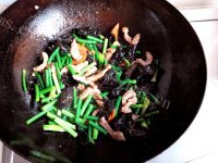 色香味俱全的蒜苔木耳炒肉做法图解8)