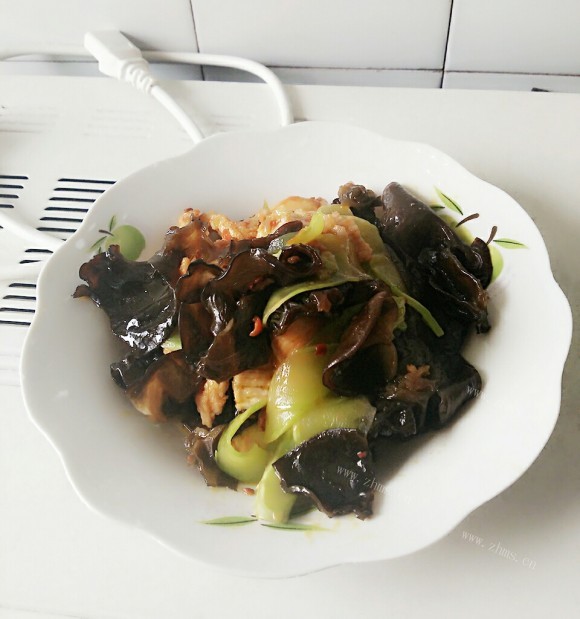 营养丰富的莴笋木耳炒肉片