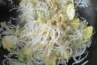 回味无穷的绿豆芽炒鸡蛋做法图解8)