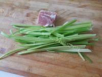 家常菜芹菜肉丝做法图解1)