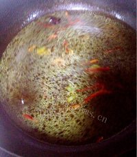 美味的酱焖鲫鱼做法图解5)