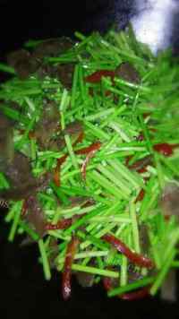 家常菜香肠炒蒜苔做法图解3)