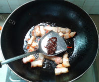 好吃的五花肉焖茄子做法图解7)
