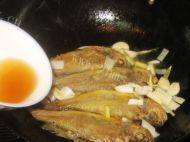 家常菜黄花鱼炖豆腐做法图解6)