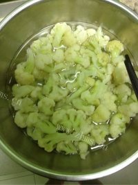 营养丰富的西红柿炒菜花做法图解4)