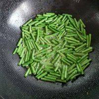 家常菜肉丝炒豇豆做法图解2)