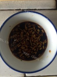 喷香的凉拌皮蛋做法图解4)