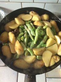 美味的东北芸豆炖排骨做法图解6)