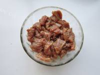 家常菜菠萝炒牛肉做法图解4)