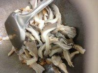 常吃不腻的平菇炒肉做法图解8)