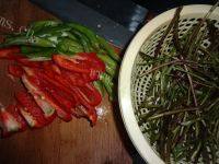 家常菜藜蒿炒腊肉做法图解3)