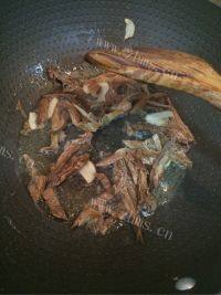 家常菜笋干炒腊肉做法图解2)
