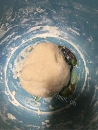 回味无穷的葱花饼做法图解3)