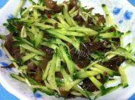 家常菜凉拌木耳黄瓜做法图解5)