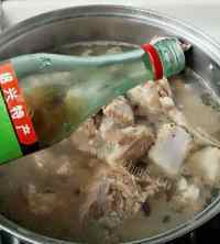 美味的莲藕黄豆炖排骨做法图解4)