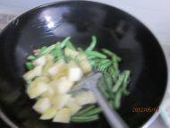 美味的豆角炖土豆做法图解7)