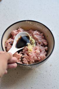 自己做的猪肉大葱饺子做法图解4)