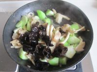 美味的丝瓜蘑菇炒鸡蛋做法图解7)