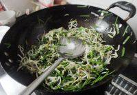 口感好的韭菜炒绿豆芽做法图解7)