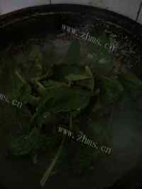 自制菠菜肉片粉丝汤做法图解6)