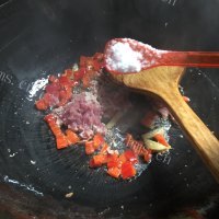 美味的红椒青豆肉末做法图解3)