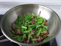 家常菜芹菜炒腊肉做法图解7)