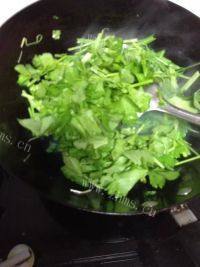 香脆的炒芹菜做法图解4)