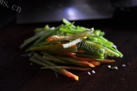 热腾腾的尖椒干豆腐做法图解3)