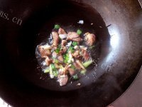 红蘑炒肉做法图解3)
