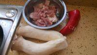 家常菜鸡腿菇炒肉片做法图解1)