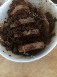 美味的芽菜扣肉做法图解5)
